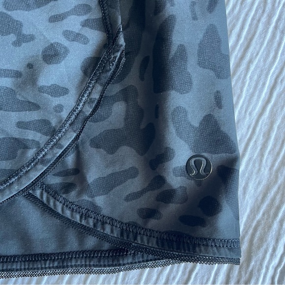 Lululemon Seek The Heat Short size 6 Animal Swirl Deep Coal Black - Picture 6 of 8